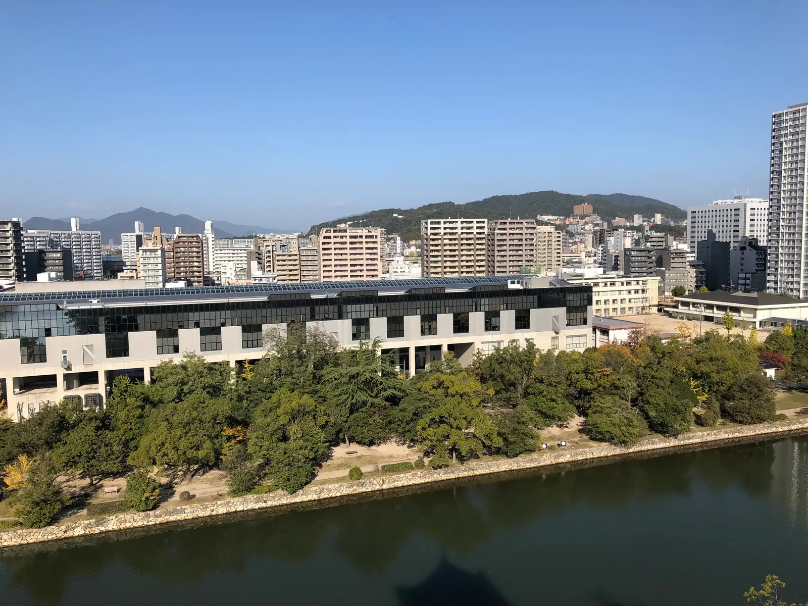 広島城から望む広島市立基町高等学校のガラス張りの校舎